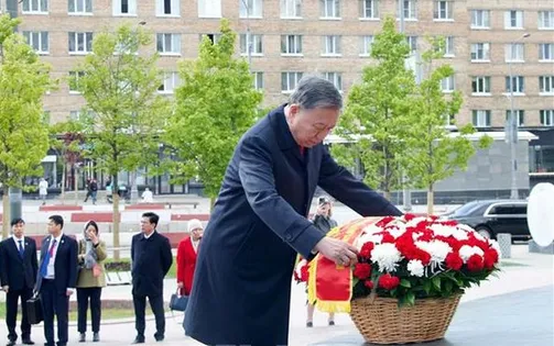 Tổng Bí thư Tô Lâm và Phu nhân dâng hoa tưởng nhớ Chủ tịch Hồ Chí Minh và Tổng Bí thư Lê Duẩn tại Moscow