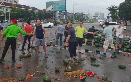 Nghệ An: Người dân giúp tài xế thu gom dưa hấu sau tai nạn