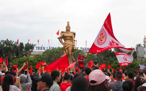 Người dân Hải Phòng xuống đường mừng kỷ niệm 70 năm Ngày giải phóng thành phố