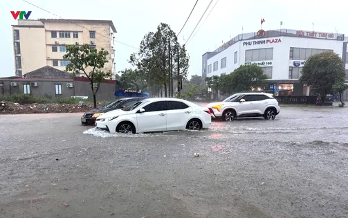 Quảng Bình: Mưa lớn gây ngập cục bộ nhiều tuyến đường trung tâm thành phố Đồng Hới