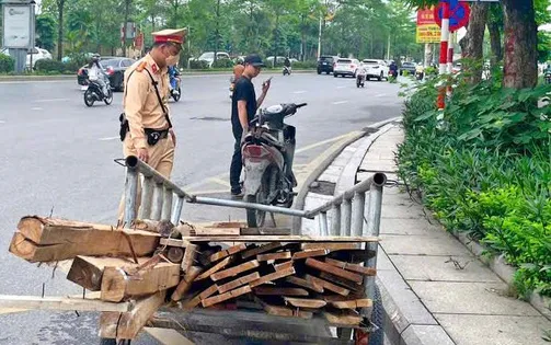 Xe máy kéo sắt dài cả chục mét chạy trên phố Hà Nội, tài xế không bằng lái
