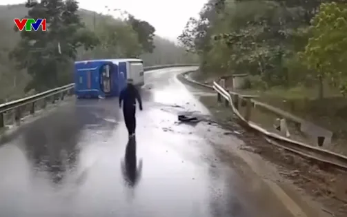 Phóng nhanh, vượt ẩu khi trời mưa, xe khách lật ngang, trượt dài trên quốc lộ