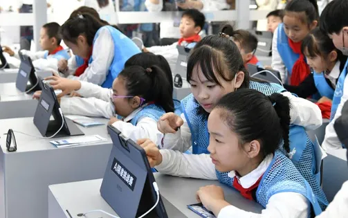 Trung Quốc thúc đẩy giáo dục AI từ sớm, nhưng 'siết' cách dùng: Học sinh không được viết bài bằng chatbot, giáo viên không được nhờ AI dạy thay
