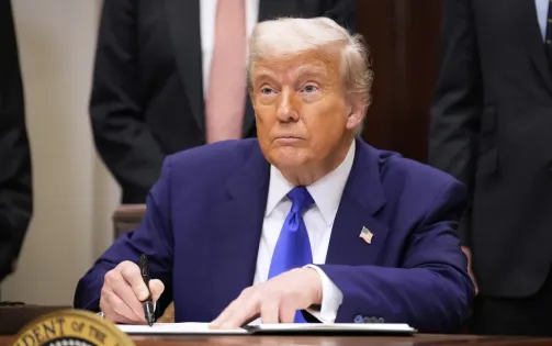 Ông Trump ký sắc lệnh yêu cầu giảm giá thuốc trong 30 ngày