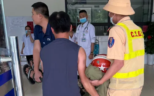 CSGT Nghệ An kịp thời giúp đỡ người đàn ông bị ngất xỉu trên đường