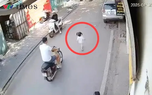 Bé gái 2 tuổi bị bỏ quên, chạy ra giữa đường đuổi theo lớp học