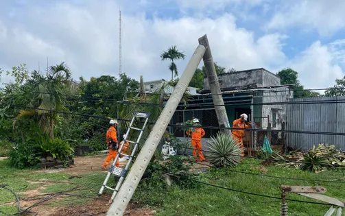 Mưa lớn khiến hàng loạt trụ điện bị gãy đổ ở Gia Lai