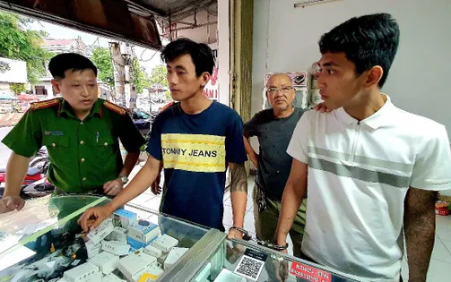 Truy nóng hai đối tượng bịt khẩu trang xông vào nhà thờ cướp tài sản