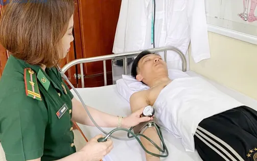 Kịp thời cứu một nam thanh niên trôi dạt trên biển