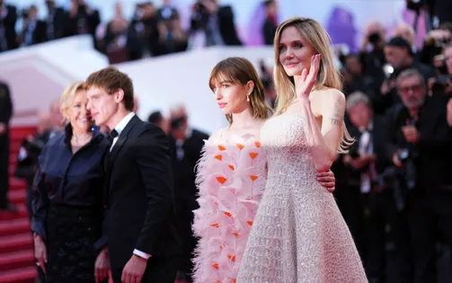 Angelina Jolie mặc chiếc váy có mức giá không tưởng trên thảm đỏ LHP Cannes 2025