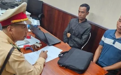 Xử nghiêm vụ hai thanh niên lái xe máy chặn đầu ô tô tải trên đường