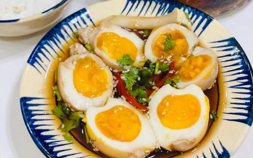 Cơm trắng hết veo nhờ món trứng ngâm tương thần thánh
