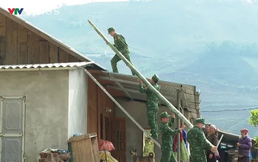 Biên phòng giúp dân chằng mái nhà, vững vàng trước mùa mưa bão