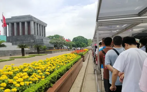Dòng người nối dài vào Lăng viếng Bác nhân kỷ niệm 135 năm ngày sinh của Người