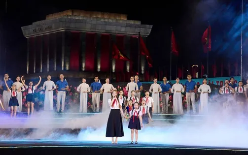 Hòa Minzy xúc động hát mở đầu chương trình 'Người là Hồ Chí Minh'