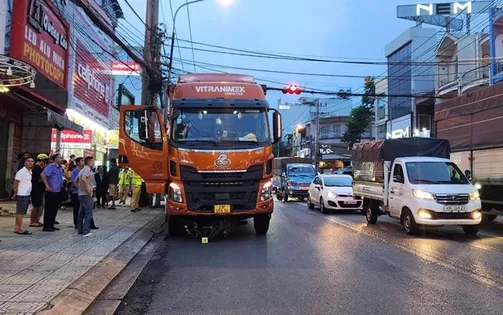 Tạm giữ tài xế để xe tải trôi cán chết người đang dừng đèn đỏ