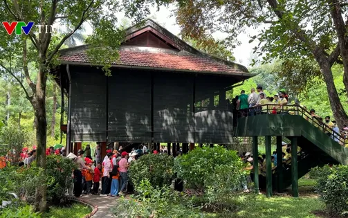 Dòng người về thăm nhà sàn, ao cá Bác Hồ dịp 135 ngày sinh nhật Bác