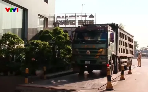 Xe chở quá tải hoạt động rầm rộ cả ngày lẫn đêm ở khu vực ngoại thành Hà Nội