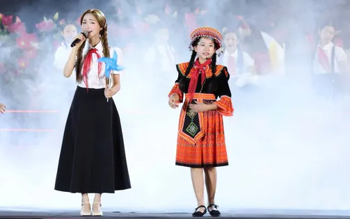 Hòa Minzy cùng ca sĩ nhí hát mở đầu chương trình 'Người là Hồ Chí Minh'