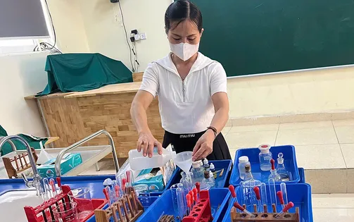 Viên chức thiết bị, thí nghiệm trường học mong mỏi nhận truy lĩnh phụ cấp độc hại