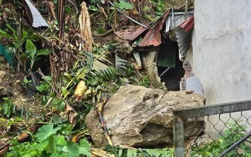 Hai tảng đá lớn rơi từ trên núi lăn xuyên nhà dân ở Yên Bái