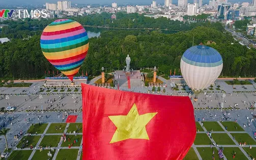 Lễ chào cờ và bay đại kỳ Tổ quốc kỷ niệm 135 năm Ngày sinh Chủ tịch Hồ Chí Minh tại Nghệ An