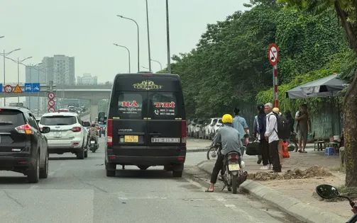 Xử phạt hàng loạt ô tô dừng đỗ, đón trả khách sai quy định ở Hà Nội