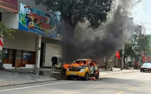 Thái Nguyên: Ô tô bốc cháy giữa trưa nắng