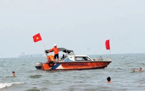 Nghệ An: Cặp đôi tử vong khi tắm biển lúc sáng sớm để lại xe ô tô trên bờ
