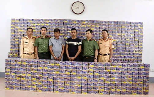 Nghệ An: Bắt giữ 2 đối tượng dùng ô tô vận chuyển 1,5 tấn pháo nổ trái phép