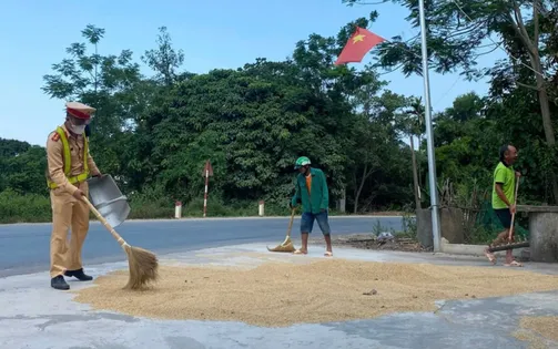 Nghệ An: Cảnh sát giao thông giúp dân dọn lúa chạy mưa