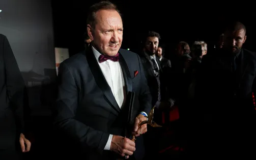 Kevin Spacey trở lại Cannes, các nhiếp ảnh gia xô đổ hàng rào