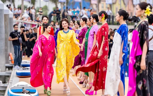 "Luyến lươn" Thanh Hương làm vedette cho show thời trang Vũ khúc biển hoa