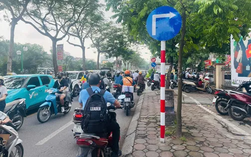 Bất chấp biển cấm, hàng đoàn xe ngược chiều giữa phố Hà Nội