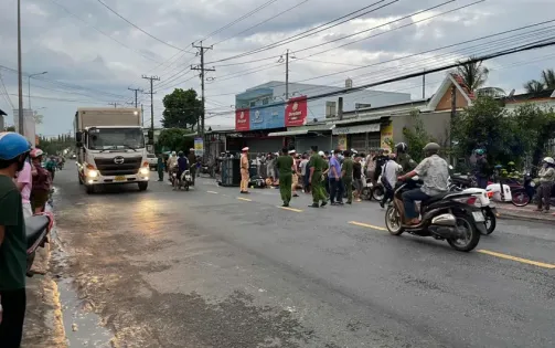 Xe ba gác mất lái tông xe máy khiến một người phụ nữ tử vong