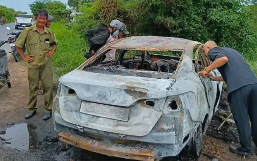 Xe ô tô bốc cháy trơ khung sắt khi đang lưu thông
