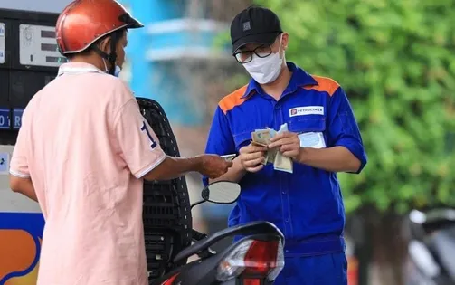 Giá xăng giảm, dầu tăng