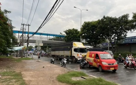 Tai nạn liên hoàn trước chợ đầu mối Thủ Đức, 2 người tử vong
