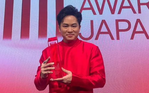 Tùng Dương tự hào hát "Một vòng Việt Nam" khi nhận giải Music Awards Japan