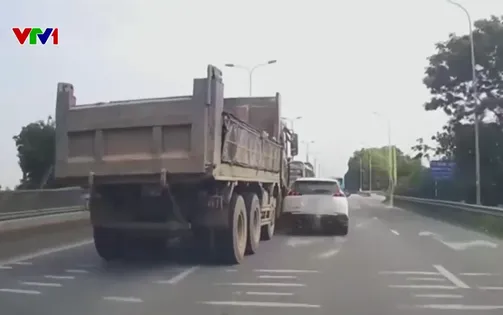 Nguy hiểm khi chuyển làn thiếu quan sát