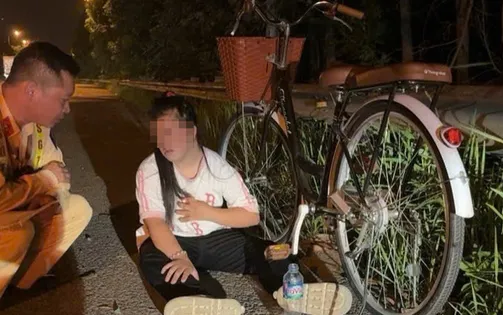 Cháu gái đi lạc vào cao tốc 100km/h, CSGT Hà Nội kịp thời giúp đỡ