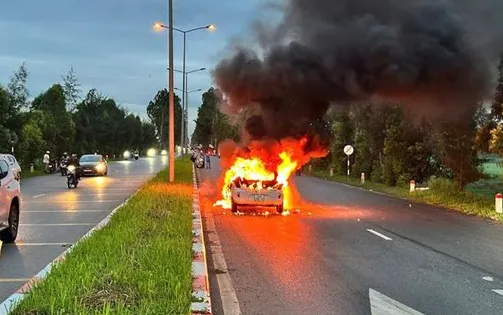 Xe ô tô đang lưu thông bỗng nhiên bốc cháy