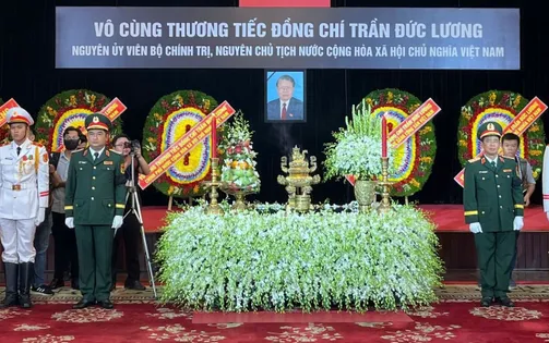 Dòng người xúc động đến viếng nguyên Chủ tịch nước Trần Đức Lương tại Hội trường Thống Nhất