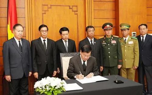 Lãnh đạo Đảng, Nhà nước Lào viếng nguyên Chủ tịch nước Trần Đức Lương