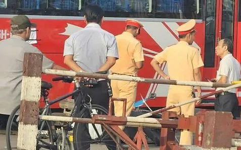 Ô tô khách va chạm với xe máy, 2 người tử vong