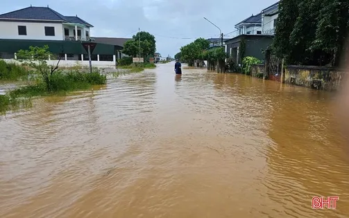 Mưa rất lớn tại Hà Tĩnh từ đêm đến sáng gây ngập lụt nhiều khu vực