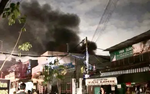Cháy nhà trong hẻm ở TP Hồ Chí Minh, nhiều tài sản bị thiêu rụi