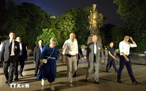 Tổng thống Hungary và Phu nhân đi dạo, ngắm cảnh hồ Hoàn Kiếm