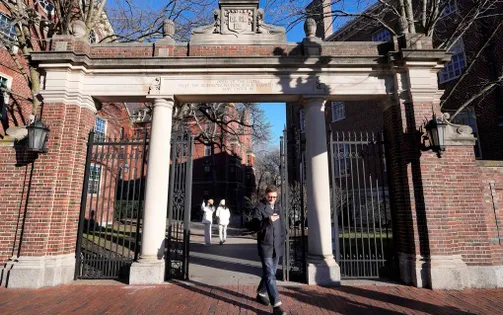 Nhiều trường đại học mời sinh viên Harvard chuyển hồ sơ