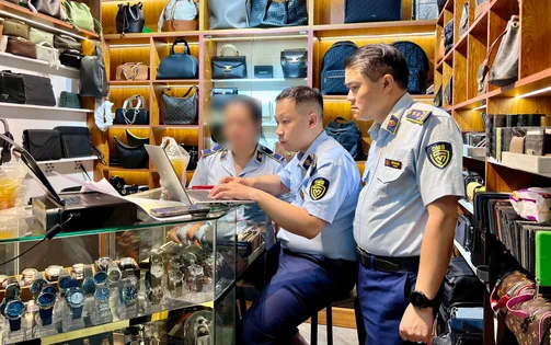 Đột kích Saigon Square, thu giữ hàng nghìn sản phẩm nghi giả mạo Rolex, Gucci, LV...